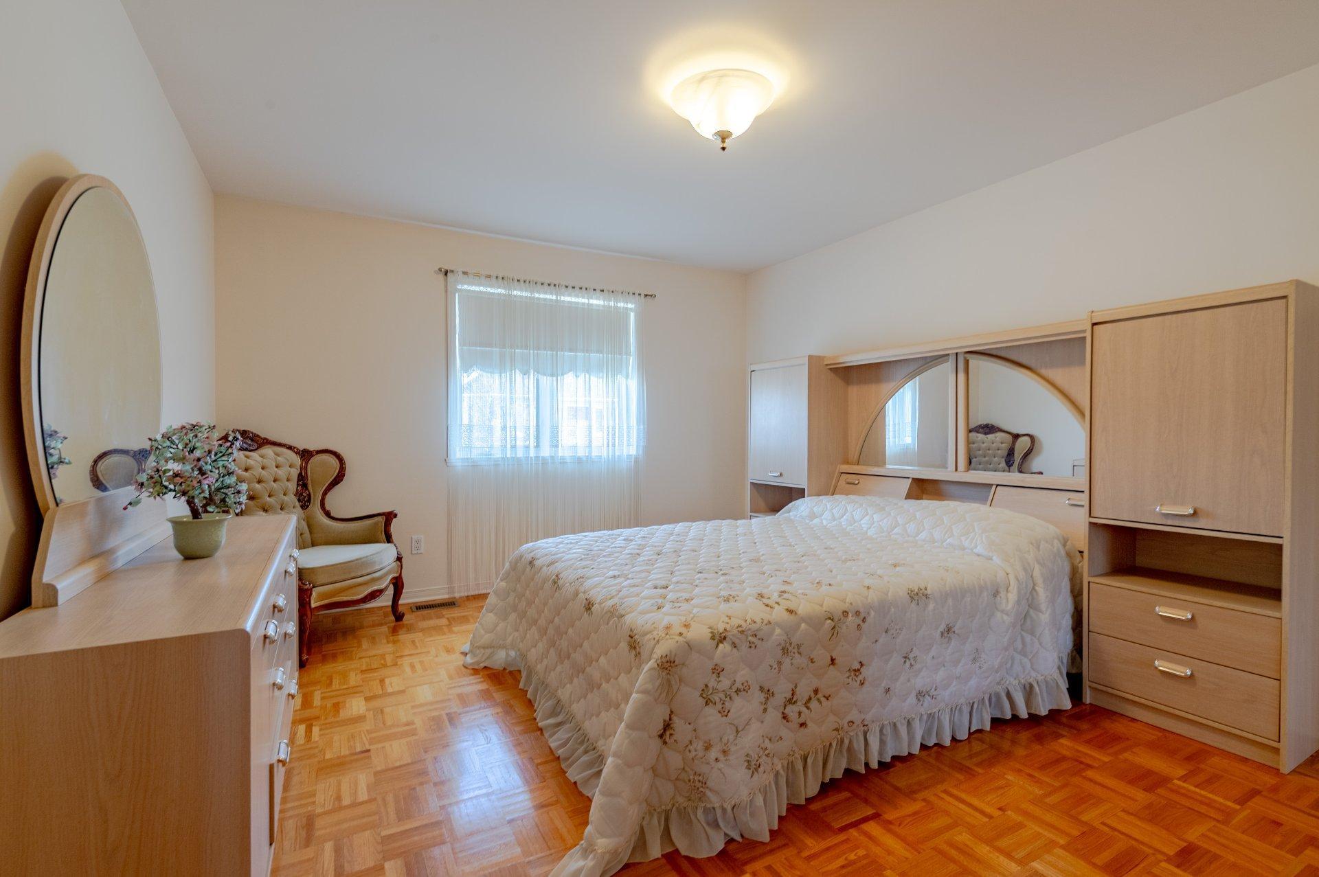 









2855


Rue Orsini

,
Brossard,




QC
J4Y3E2

