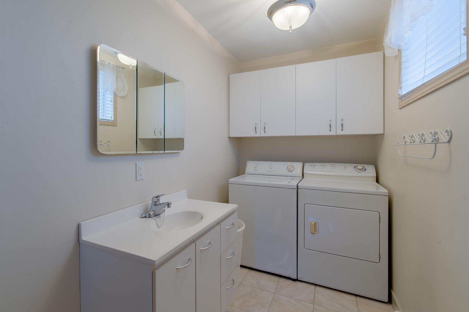 









2855


Rue Orsini

,
Brossard,




QC
J4Y3E2

