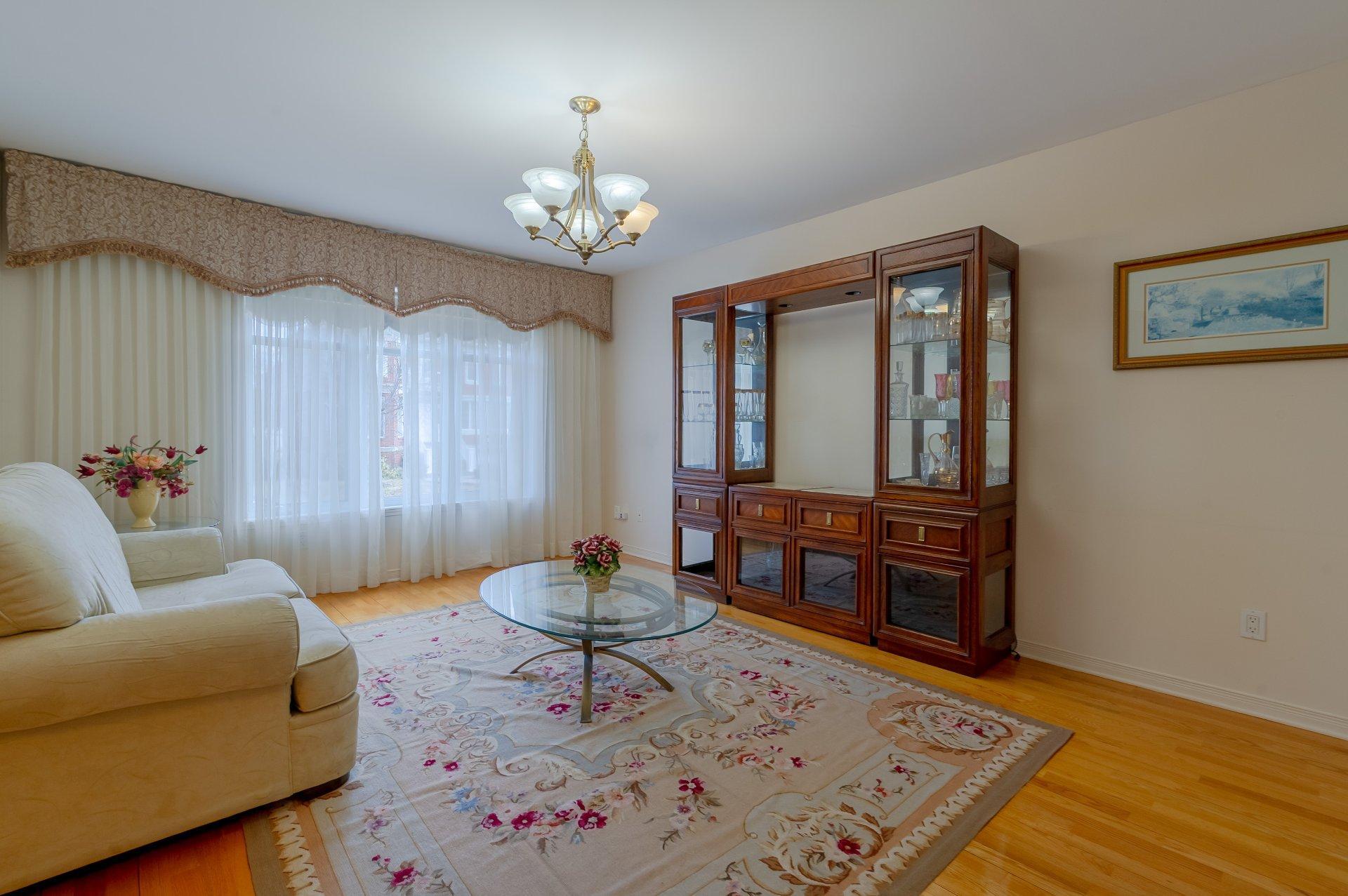









2855


Rue Orsini

,
Brossard,




QC
J4Y3E2

