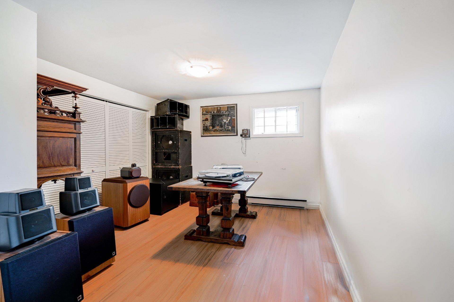 









12210


Rue Jasmin

,
Montréal (Ahuntsic-Cartierville),




QC
H4K1V8


