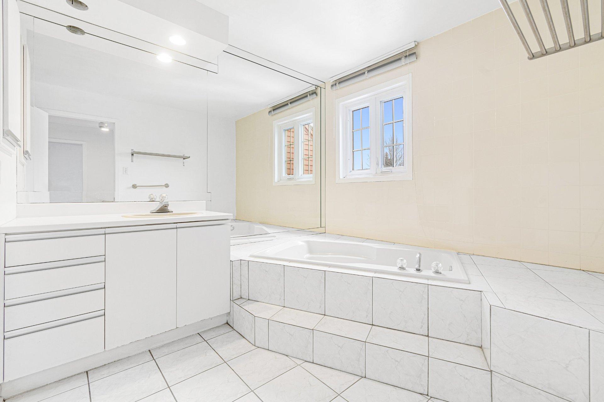 









18113


Rue Rousson

,
Montréal (Pierrefonds-Roxboro),




QC
H9K1J6

