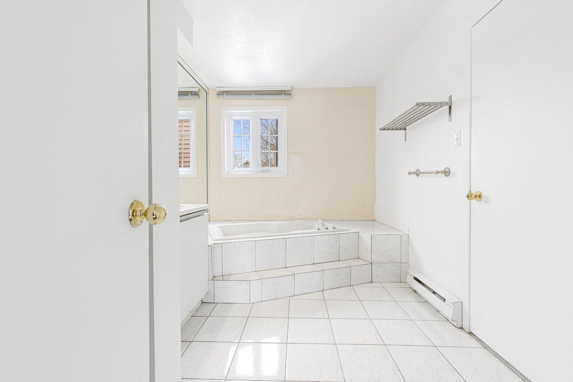 









18113


Rue Rousson

,
Montréal (Pierrefonds-Roxboro),




QC
H9K1J6

