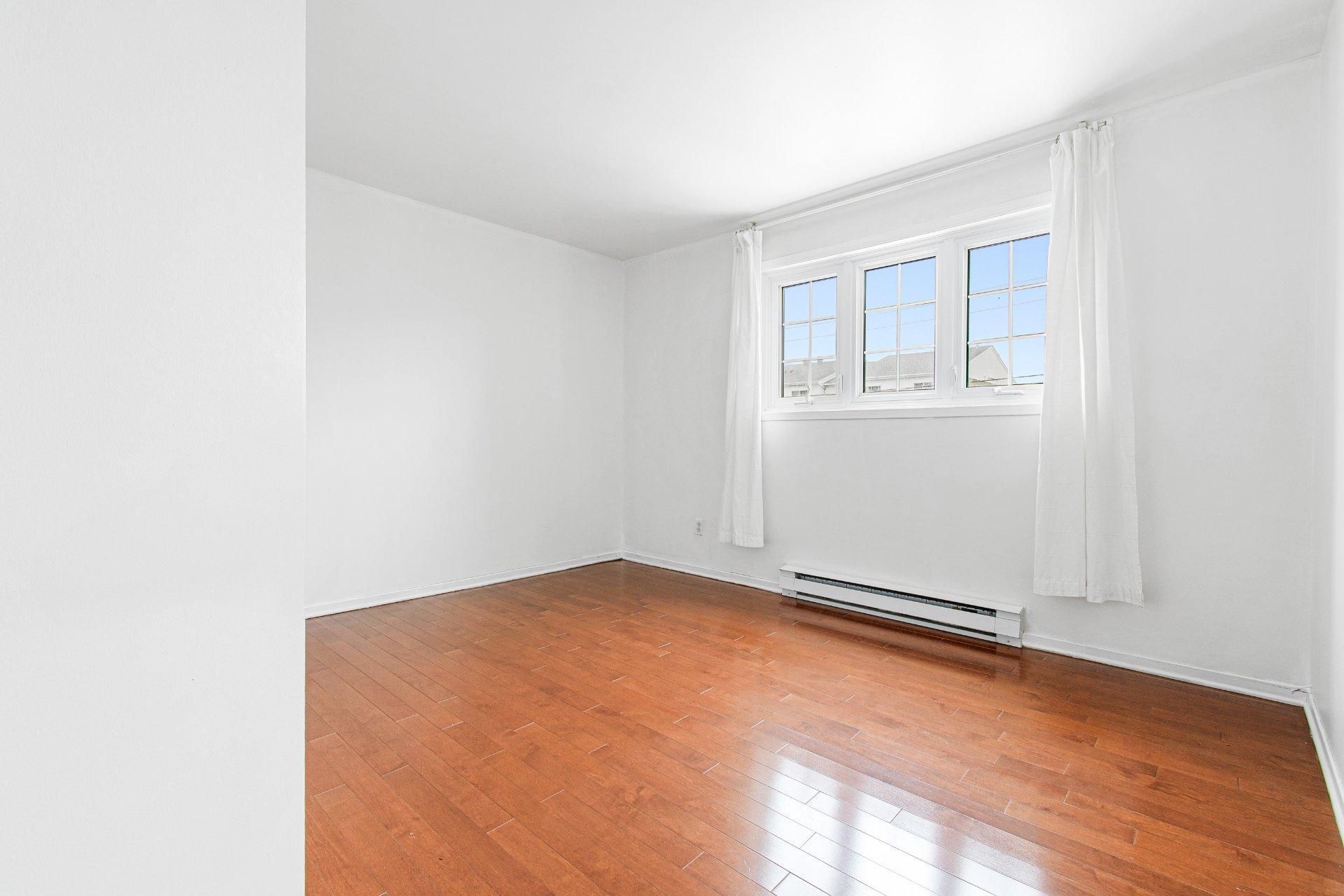 









18113


Rue Rousson

,
Montréal (Pierrefonds-Roxboro),




QC
H9K1J6

