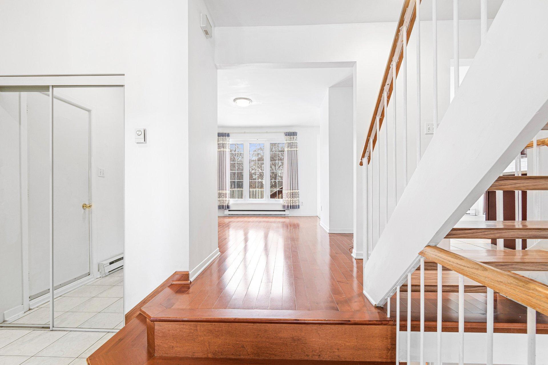 









18113


Rue Rousson

,
Montréal (Pierrefonds-Roxboro),




QC
H9K1J6

