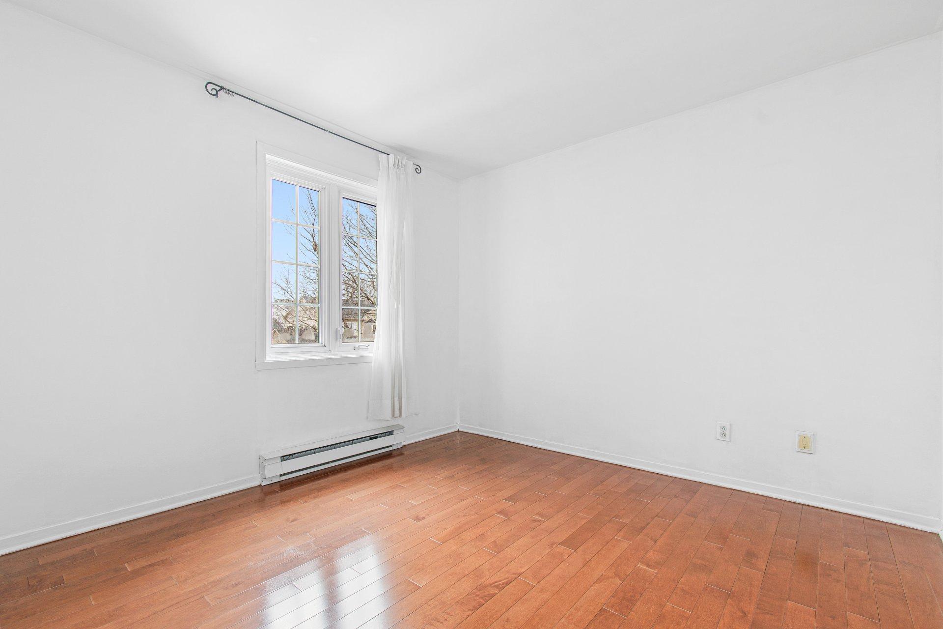 









18113


Rue Rousson

,
Montréal (Pierrefonds-Roxboro),




QC
H9K1J6

