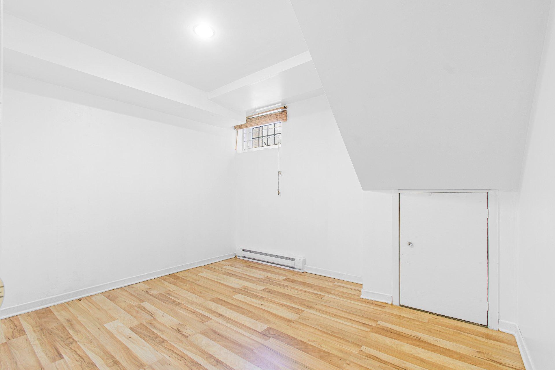 









18113


Rue Rousson

,
Montréal (Pierrefonds-Roxboro),




QC
H9K1J6

