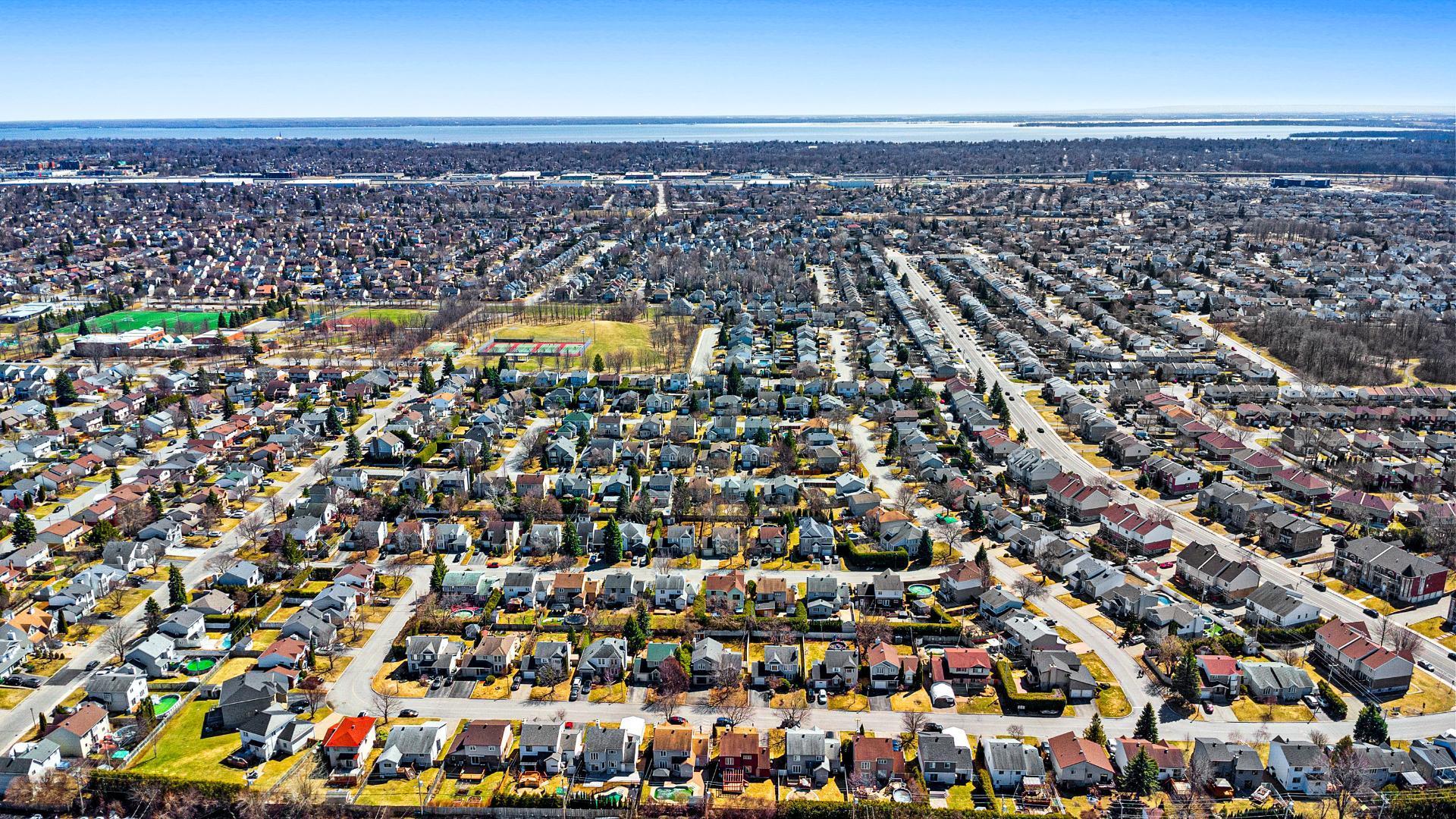 









18113


Rue Rousson

,
Montréal (Pierrefonds-Roxboro),




QC
H9K1J6

