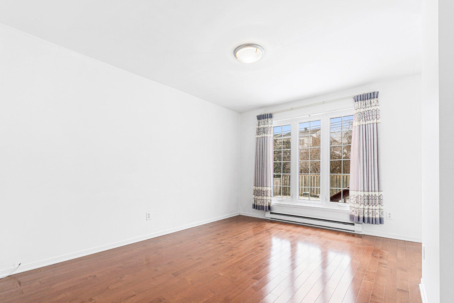 









18113


Rue Rousson

,
Montréal (Pierrefonds-Roxboro),




QC
H9K1J6

