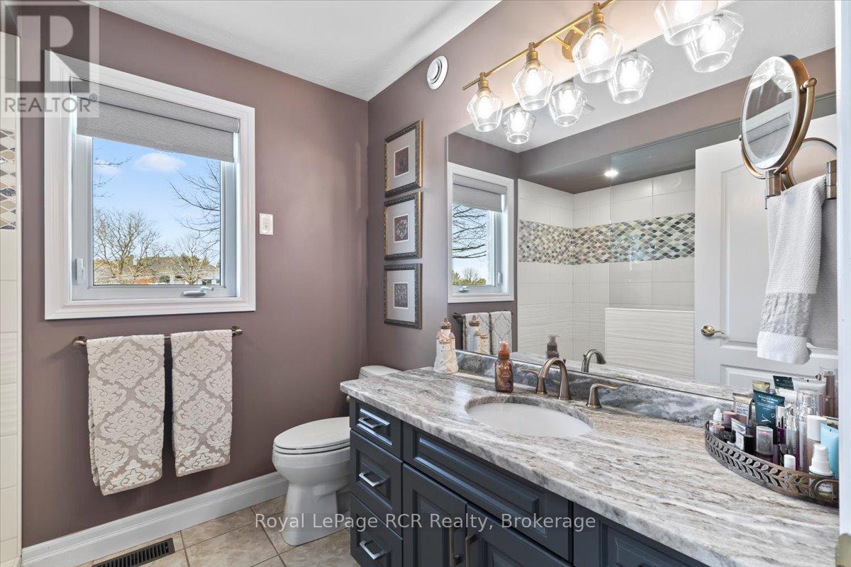 












98 11TH AVENUE

,
Hanover,




Ontario
N4N3V2

