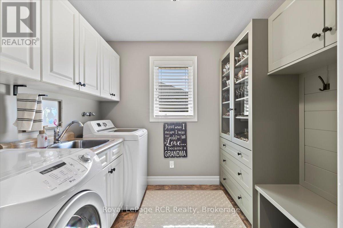 












98 11TH AVENUE

,
Hanover,




Ontario
N4N3V2

