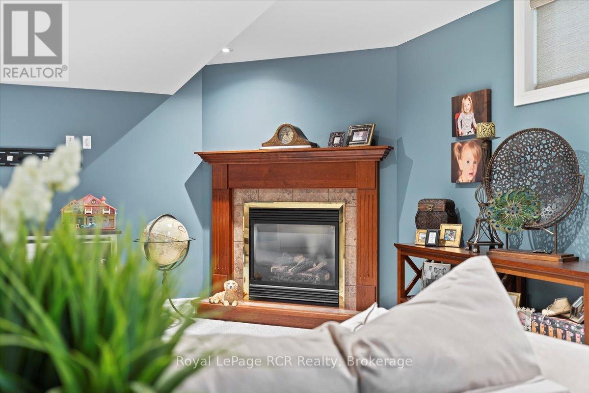 












98 11TH AVENUE

,
Hanover,




Ontario
N4N3V2

