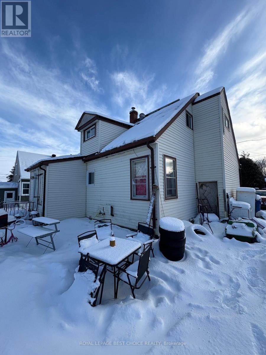 












251 AGNES AVENUE W

,
Temiskaming Shores (New Liskeard),




Ontario
P0J1P0

