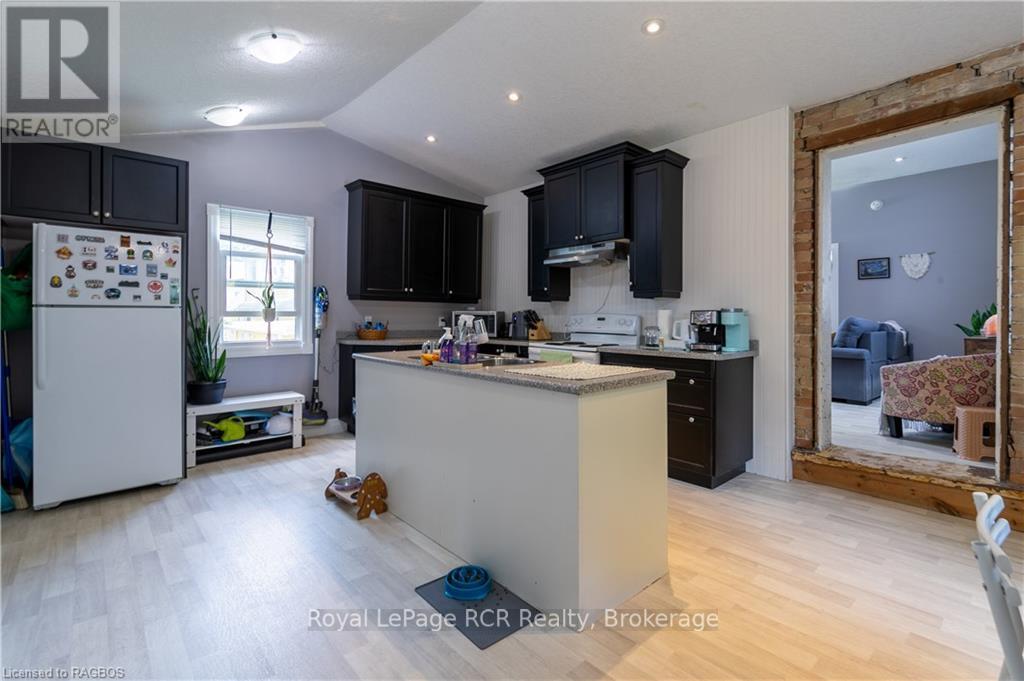 












424 ROYAL STREET E

,
North Perth (Listowel),




Ontario
N4W2S3

