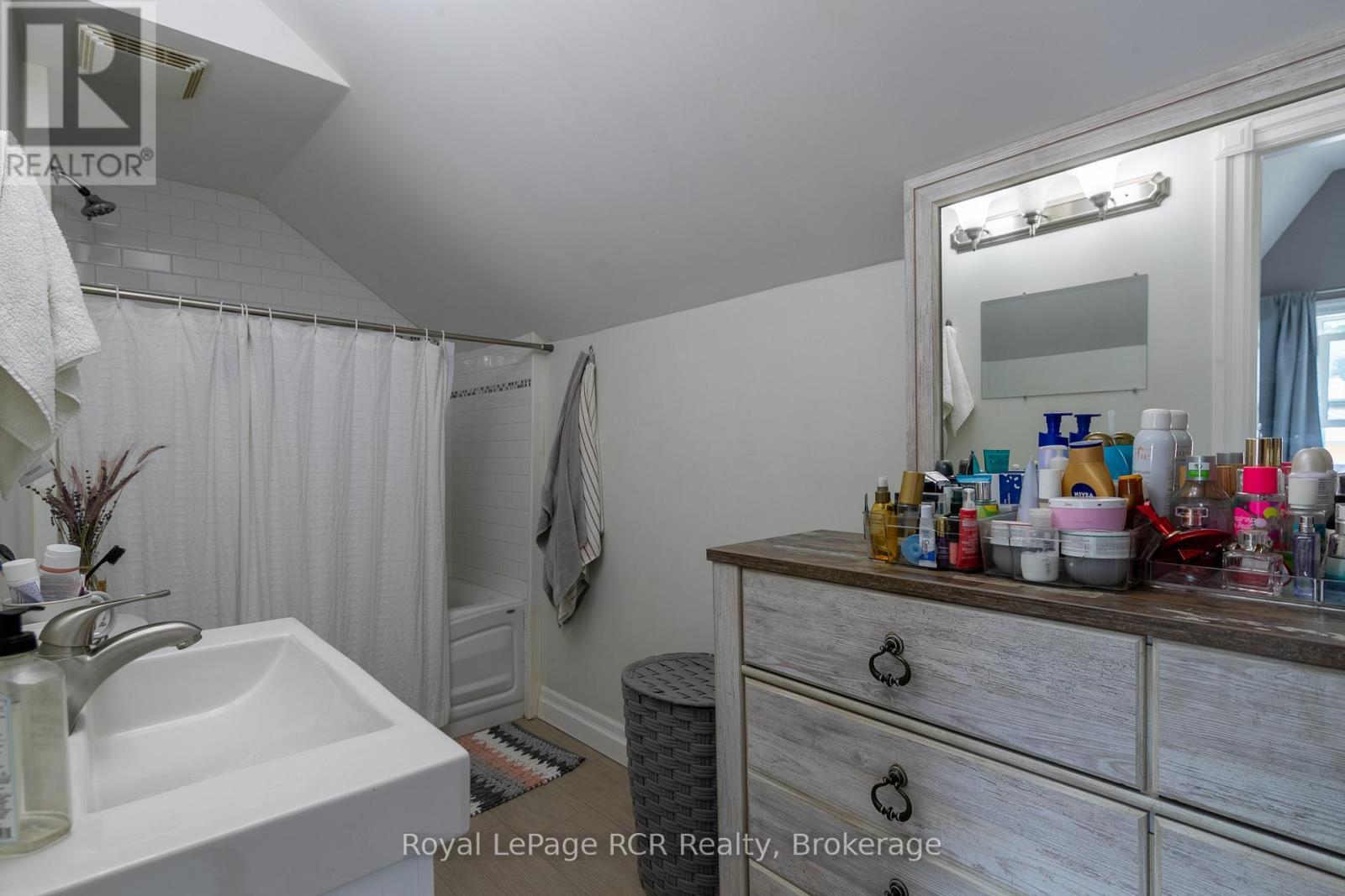 












424 ROYAL STREET E

,
North Perth (Listowel),




Ontario
N4W2S3

