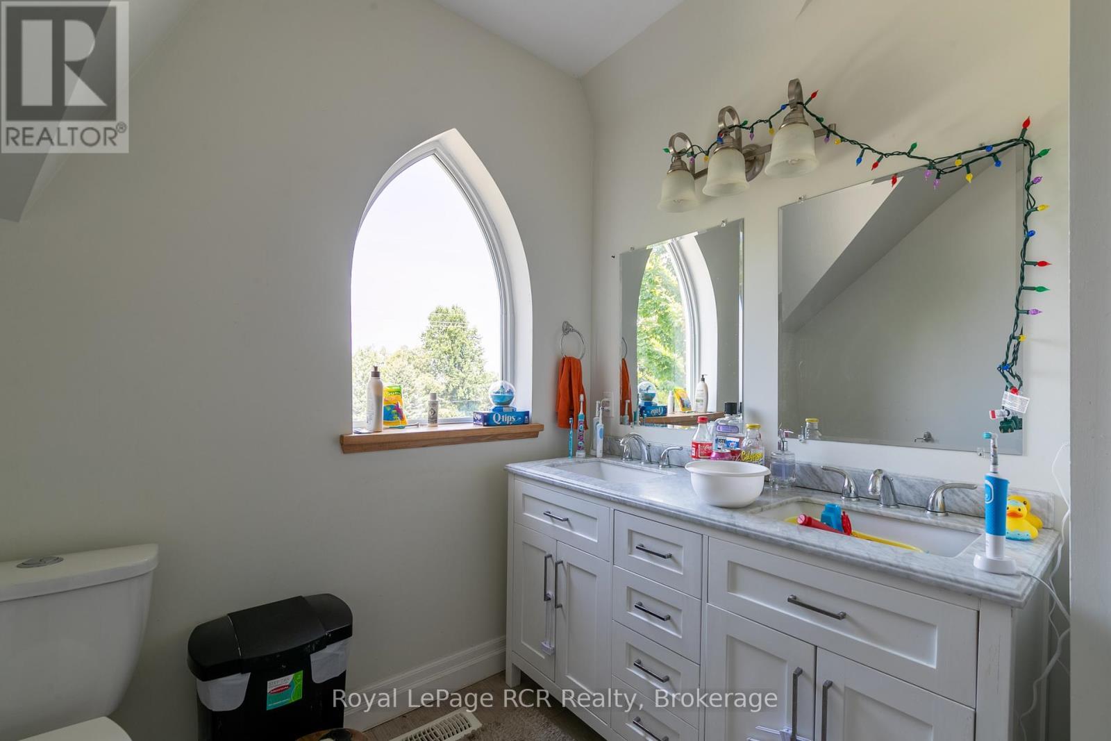 












424 ROYAL STREET E

,
North Perth (Listowel),




Ontario
N4W2S3

