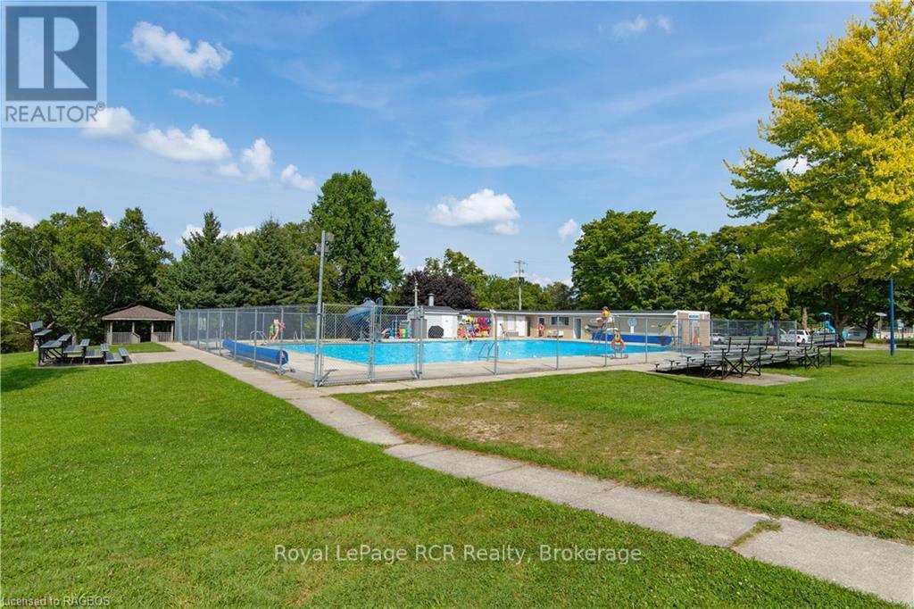 












424 ROYAL STREET E

,
North Perth (Listowel),




Ontario
N4W2S3

