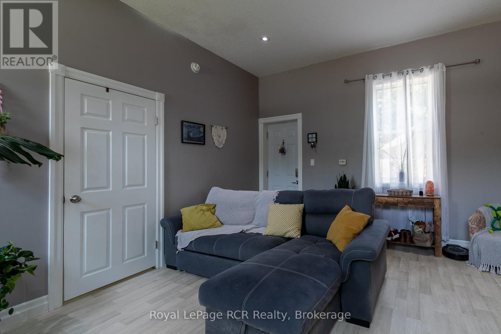 












424 ROYAL STREET E

,
North Perth (Listowel),




Ontario
N4W2S3

