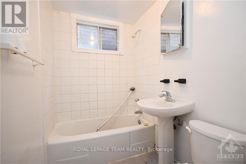 












55 GLENDALE AVENUE

,
Ottawa,




Ontario
K1S1W3

