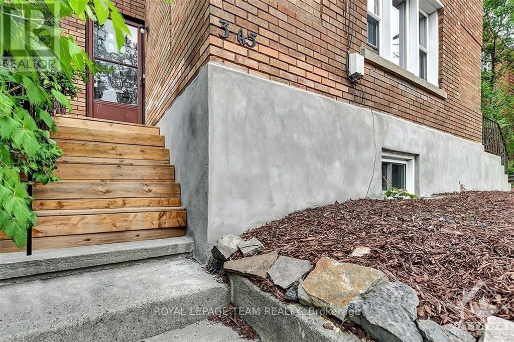 












55 GLENDALE AVENUE

,
Ottawa,




Ontario
K1S1W3

