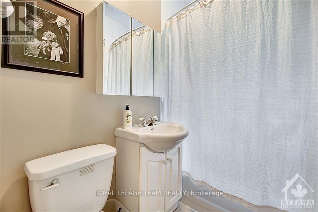 












55 GLENDALE AVENUE

,
Ottawa,




Ontario
K1S1W3

