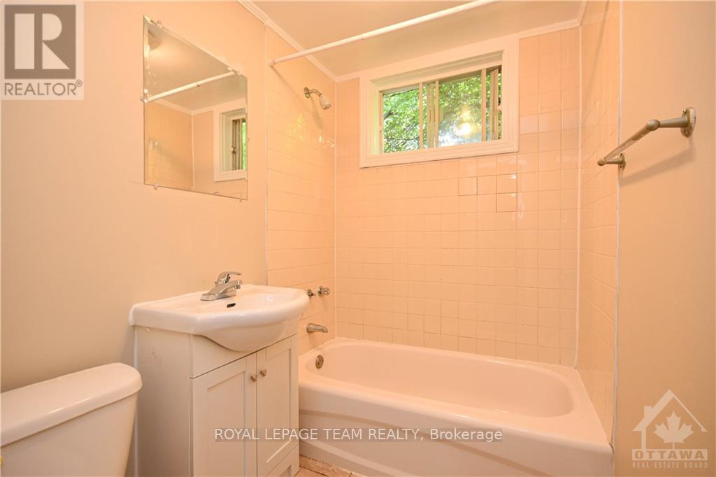 












55 GLENDALE AVENUE

,
Ottawa,




Ontario
K1S1W3

