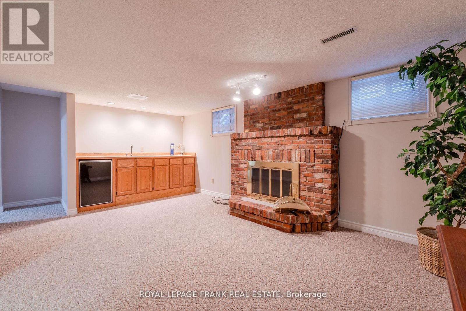 












1 DUNSFORD COURT

,
Kawartha Lakes (Lindsay),




Ontario
K9V5T3

