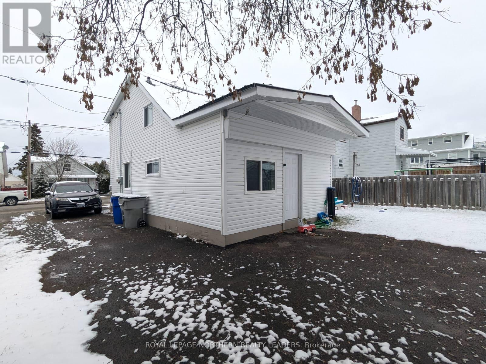 












211-215 WENDE AVENUE

,
Timmins (TS - SW),




Ontario
P4N3E6

