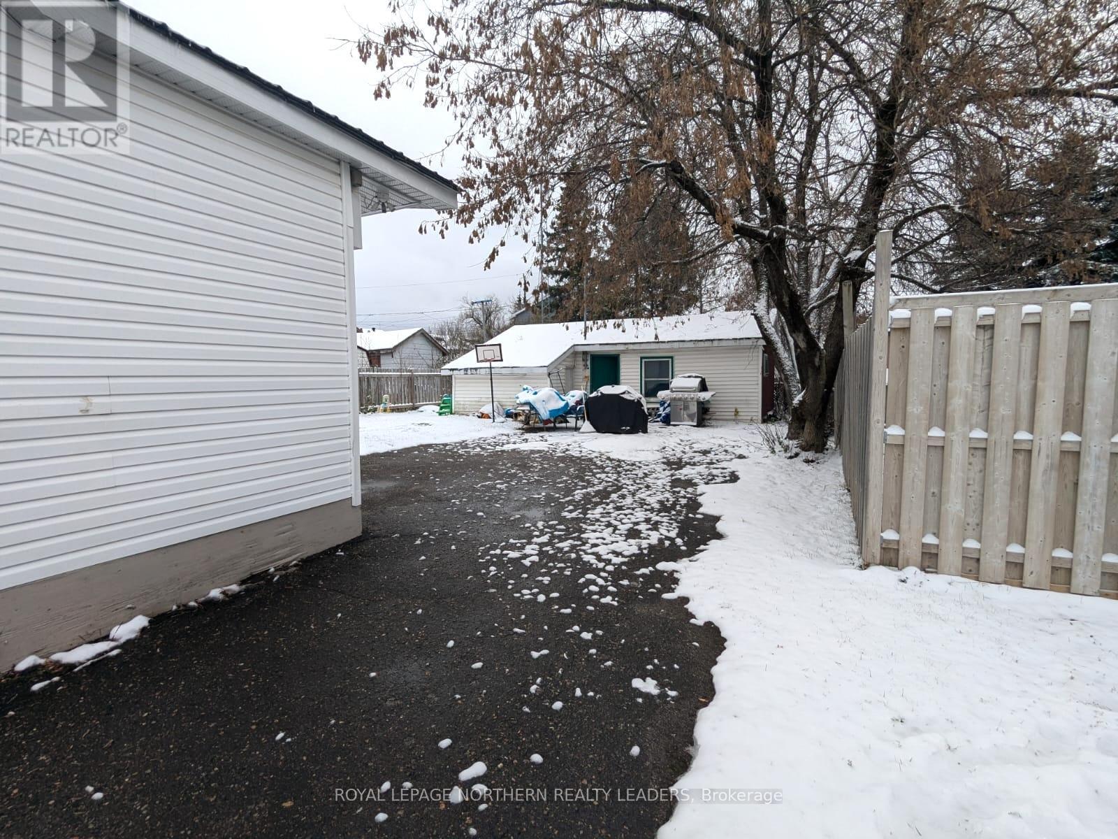 












211-215 WENDE AVENUE

,
Timmins (TS - SW),




Ontario
P4N3E6

