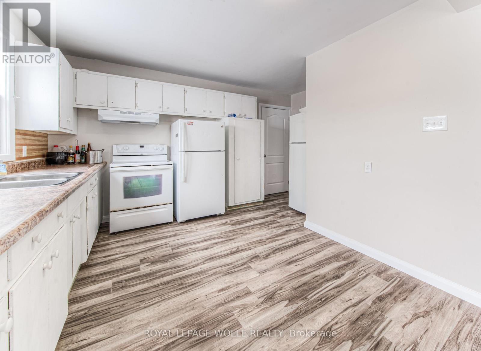 












42 CARDILL CRESCENT

,
Waterloo,




Ontario
N2L3Y6


