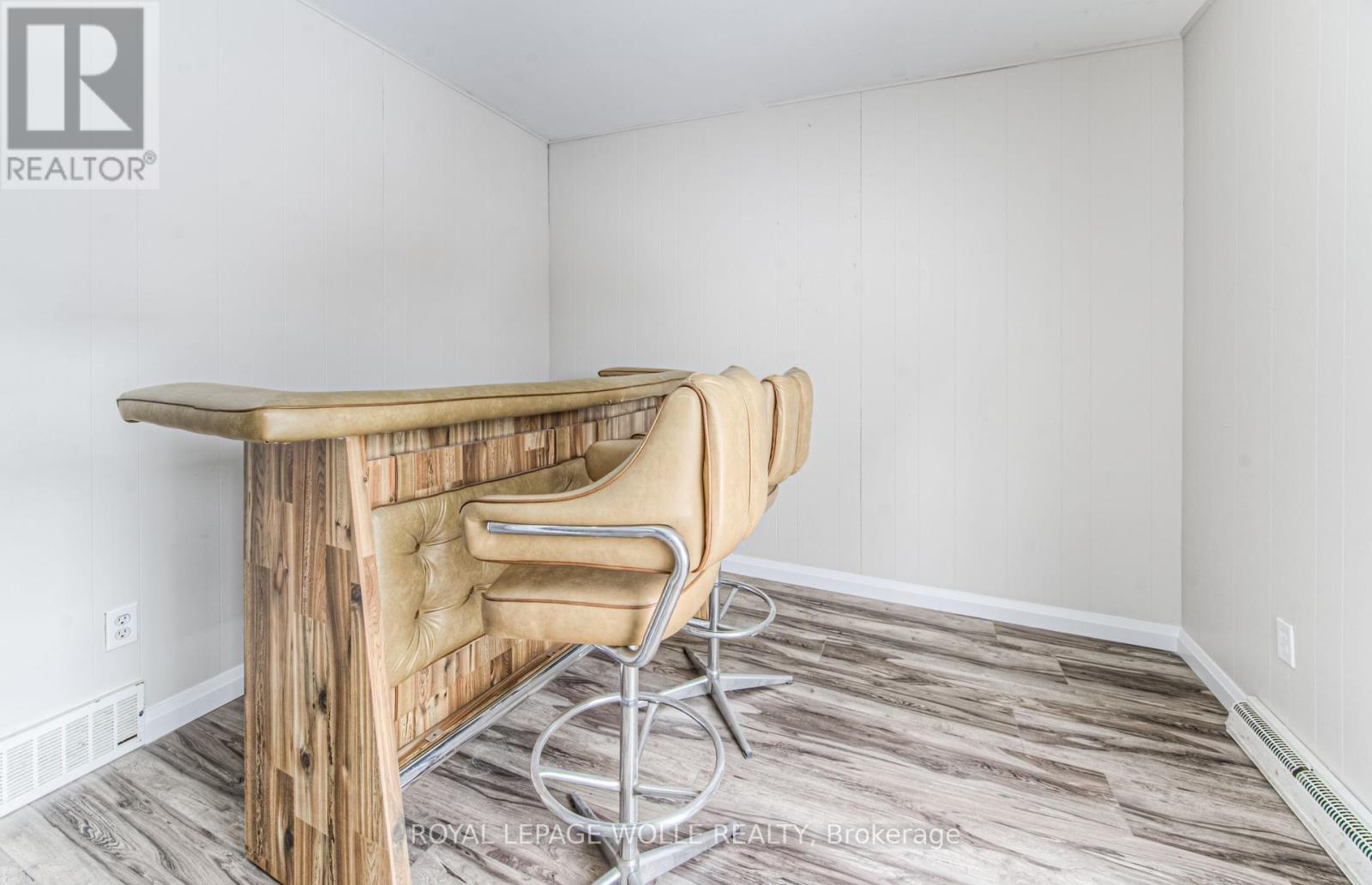 












42 CARDILL CRESCENT

,
Waterloo,




Ontario
N2L3Y6

