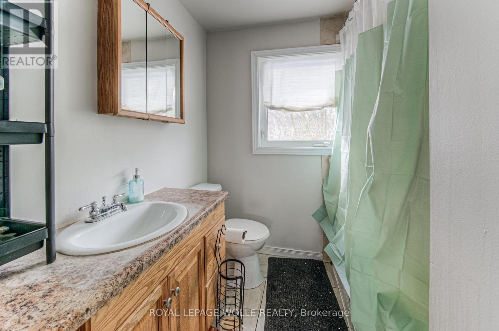 












42 CARDILL CRESCENT

,
Waterloo,




Ontario
N2L3Y6

