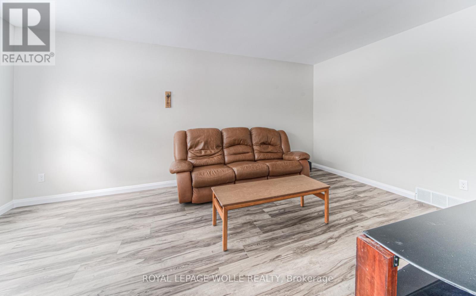 












42 CARDILL CRESCENT

,
Waterloo,




Ontario
N2L3Y6

