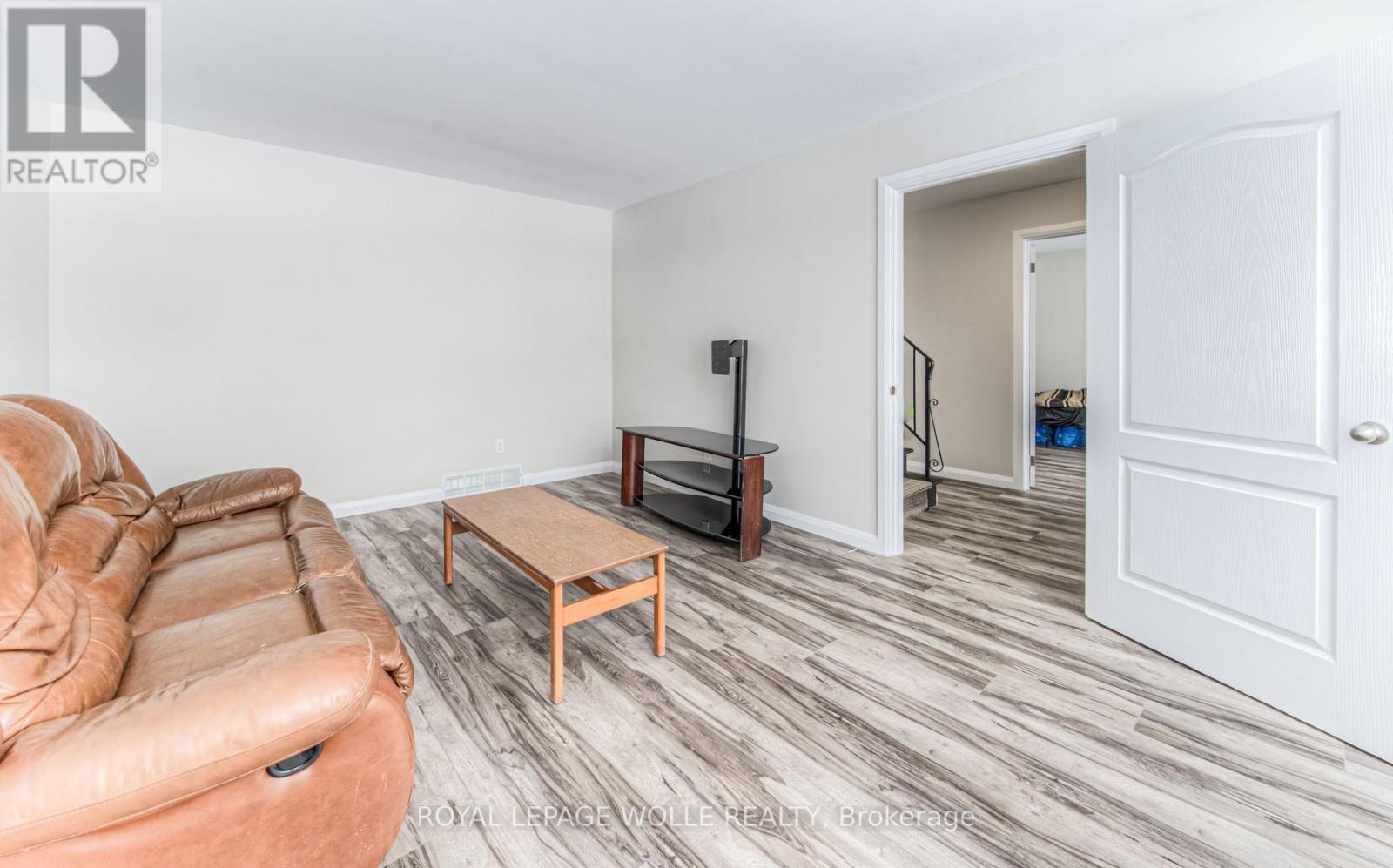 












42 CARDILL CRESCENT

,
Waterloo,




Ontario
N2L3Y6

