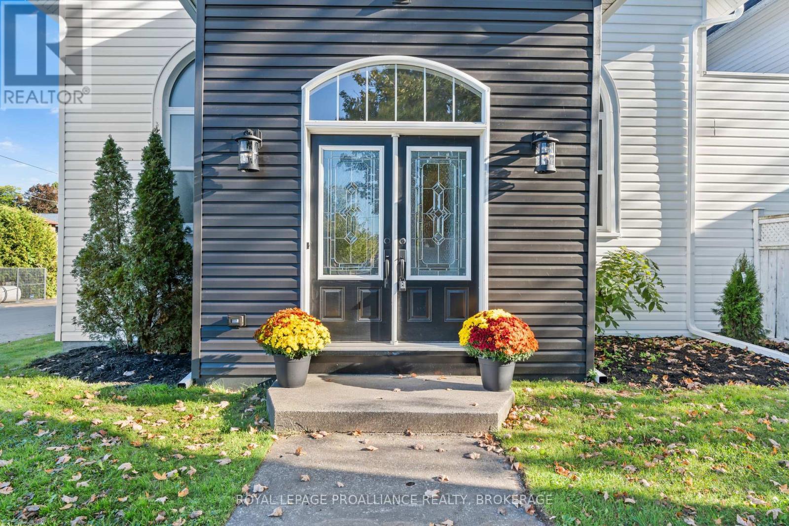 












299 ARTHUR STREET

,
Gananoque,




Ontario
K7G1B3

