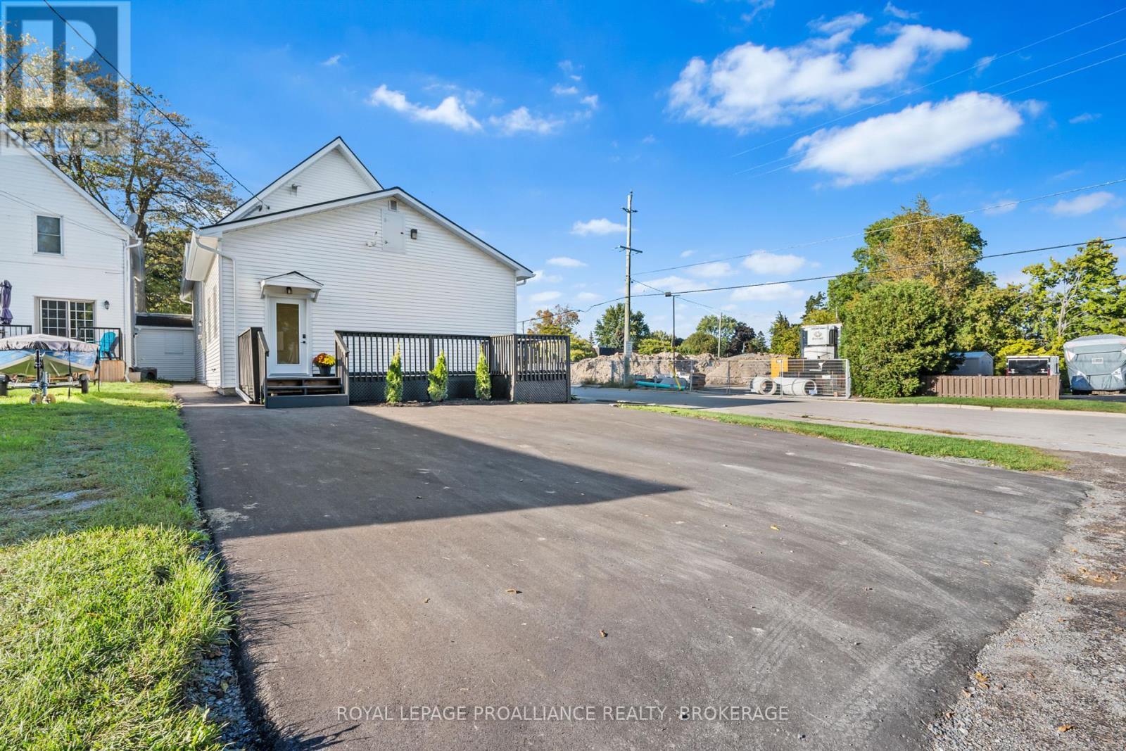












299 ARTHUR STREET

,
Gananoque,




Ontario
K7G1B3

