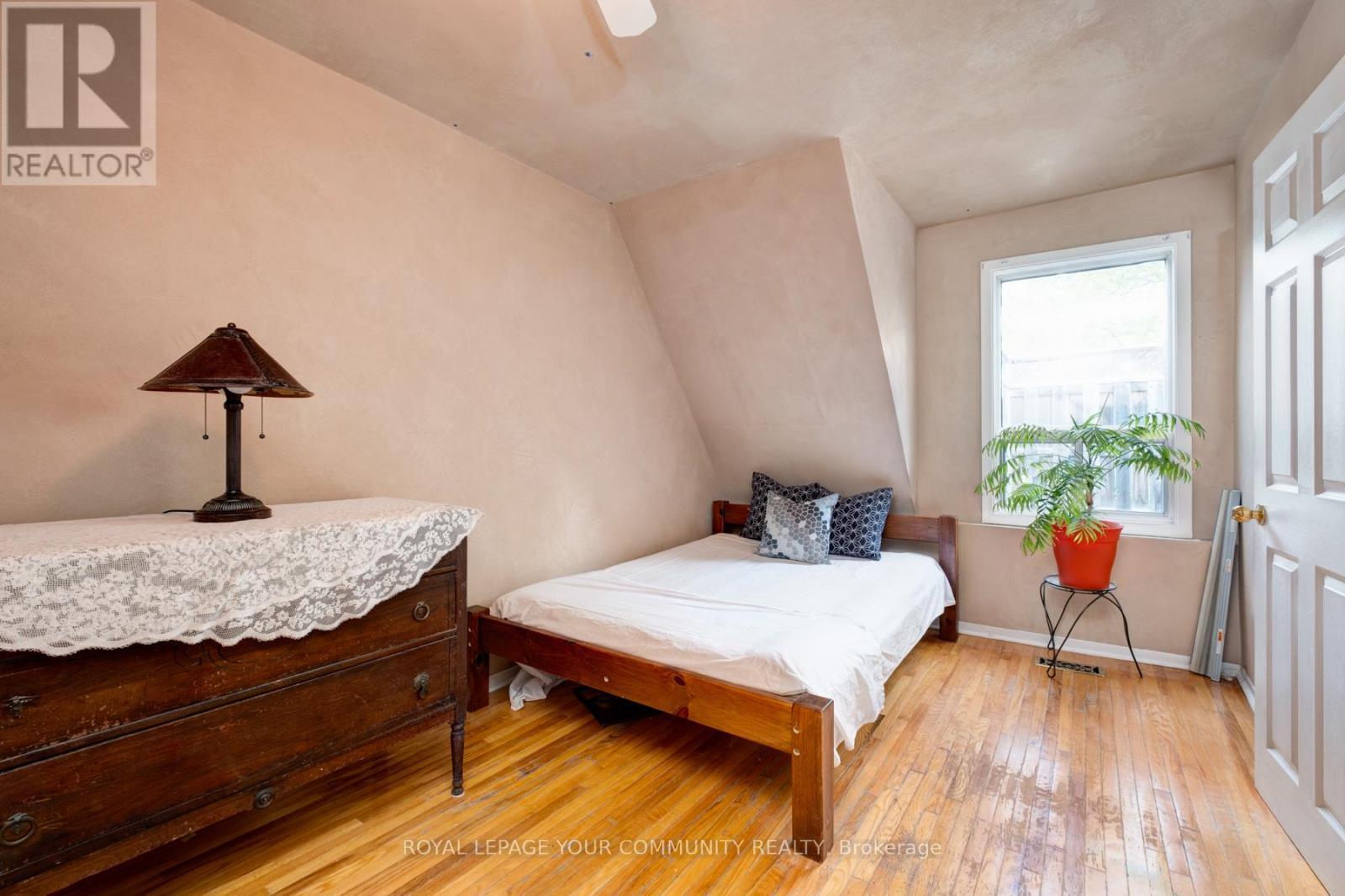 












356 DUPONT STREET

,
Toronto,




Ontario
M5R1V9

