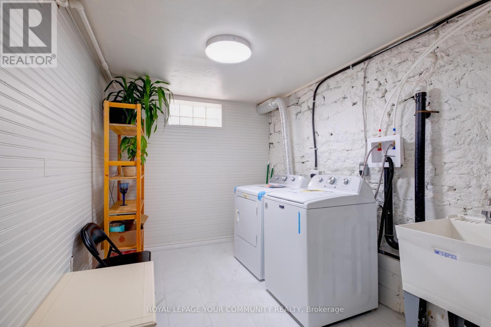 












356 DUPONT STREET

,
Toronto,




Ontario
M5R1V9

