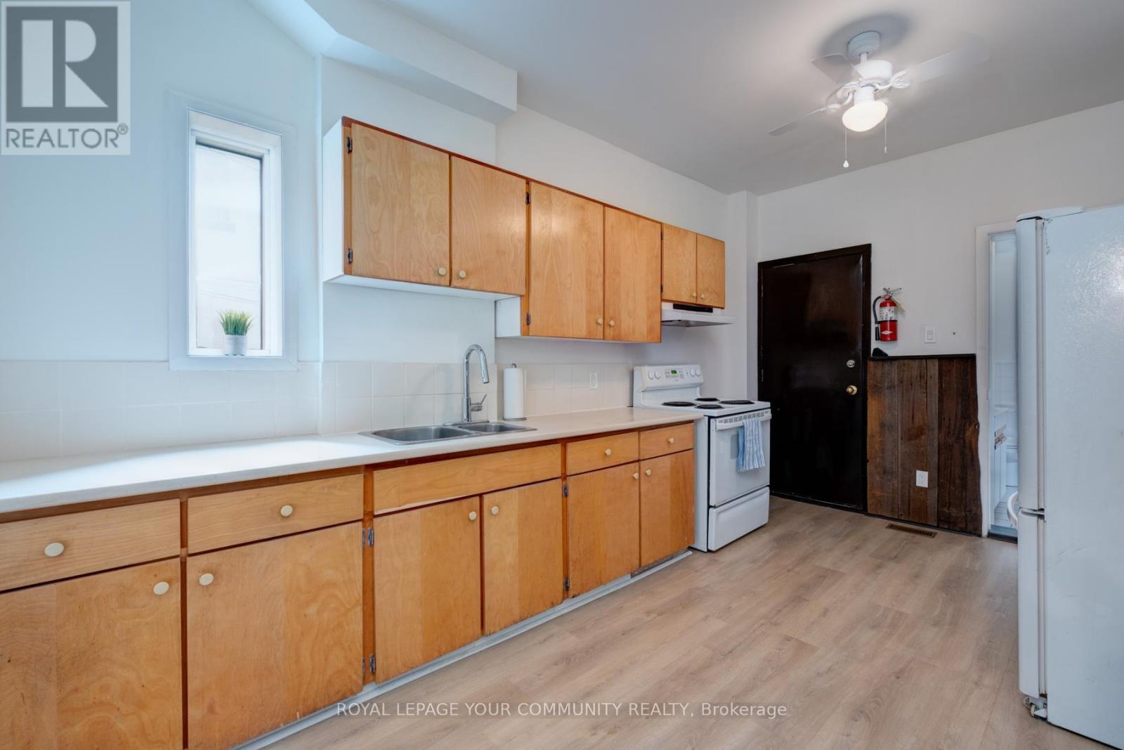 












356 DUPONT STREET

,
Toronto,




Ontario
M5R1V9

