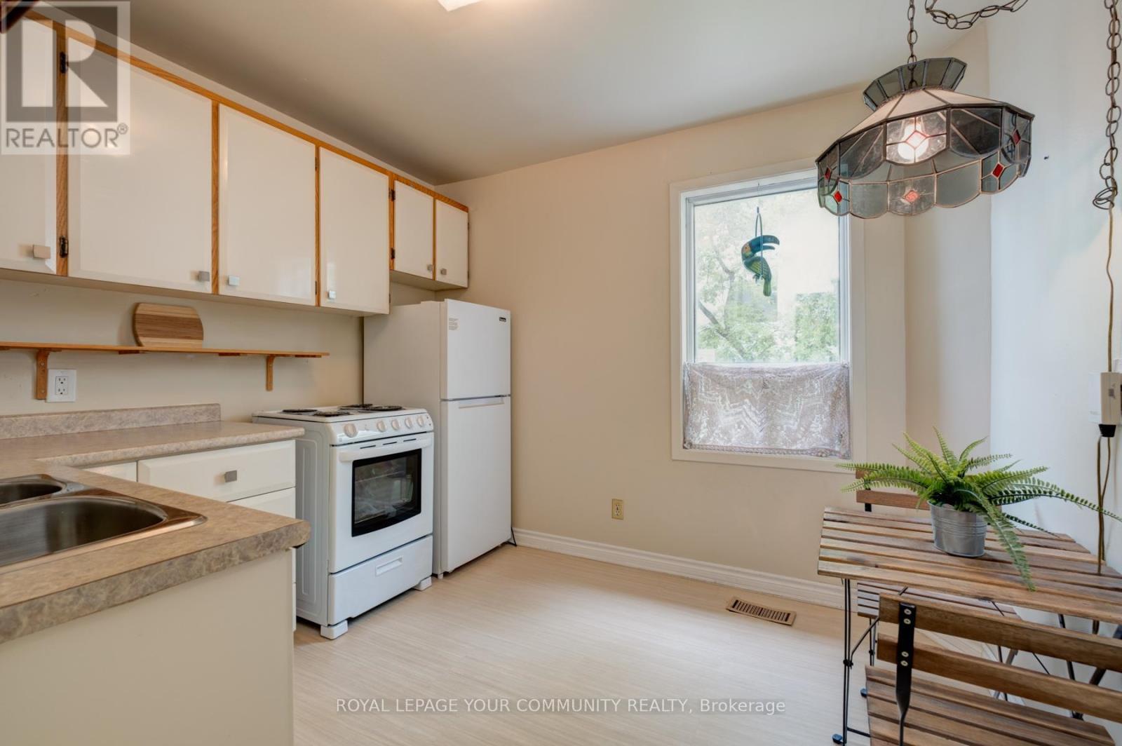 












356 DUPONT STREET

,
Toronto,




Ontario
M5R1V9

