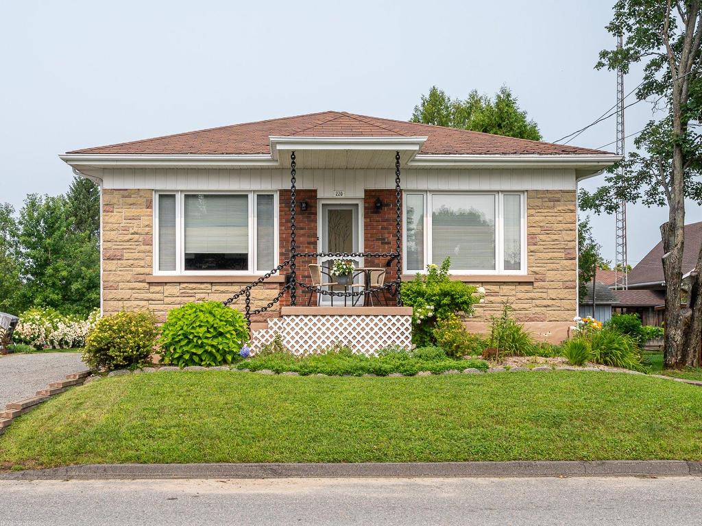 









220


Rue St-Jean

,
Sainte-Thècle,




QC
G0X3G0

