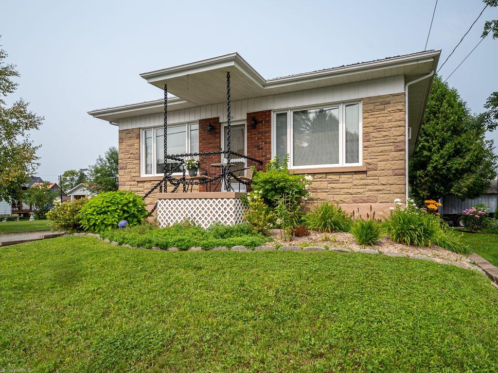 









220


Rue St-Jean

,
Sainte-Thècle,




QC
G0X3G0

