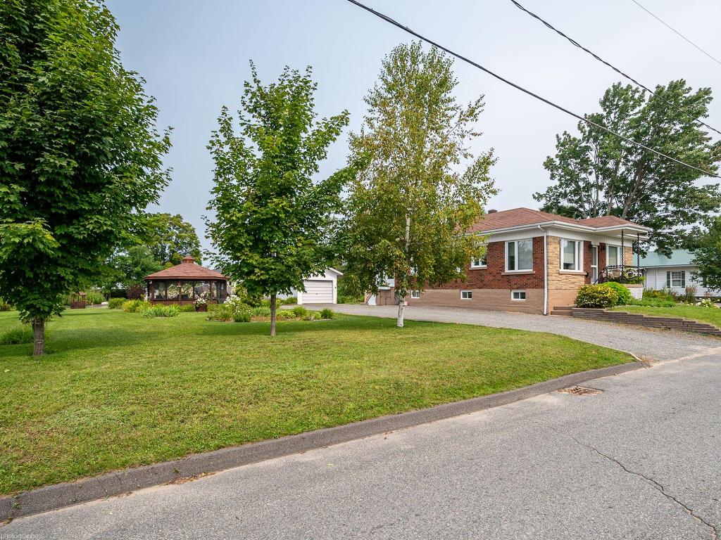 









220


Rue St-Jean

,
Sainte-Thècle,




QC
G0X3G0

