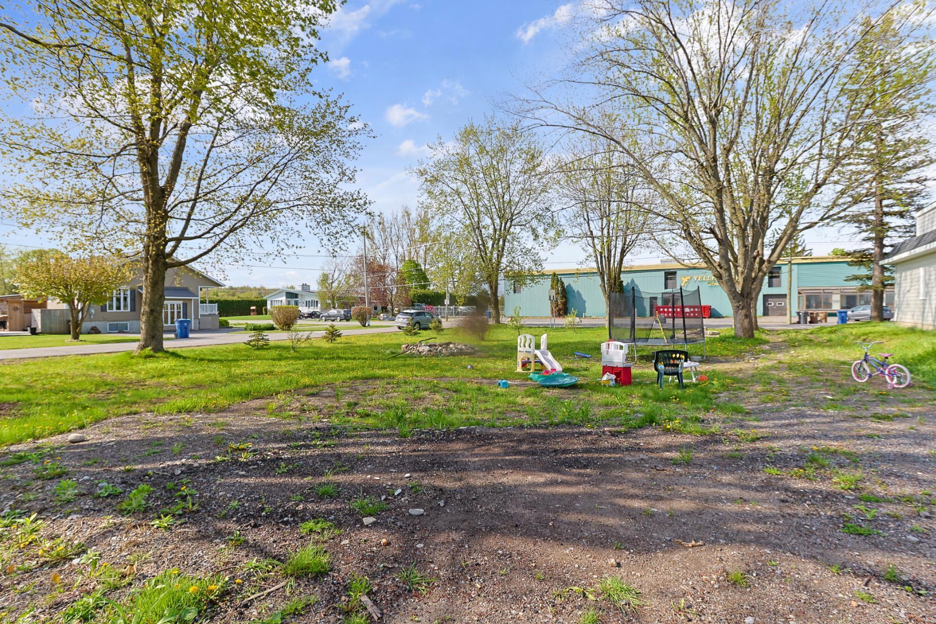 









243


Rue Principale

,
Saint-Urbain-Premier,




QC
J0S1Y0

