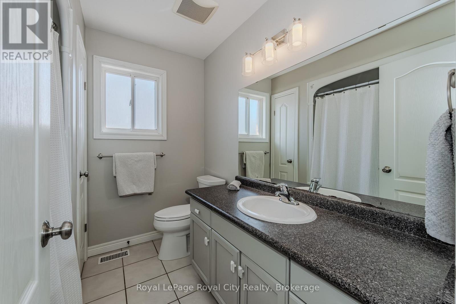 












92 CHILLICO DRIVE

,
Guelph (Willow West/Sugarbush/West Acres),




Ontario
N1K1Y6

