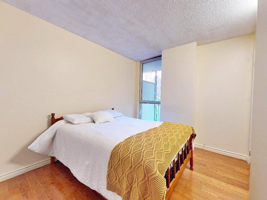 









98


Rue Charlotte

, 551,
Montréal (Ville-Marie),




QC
H2X3V2

