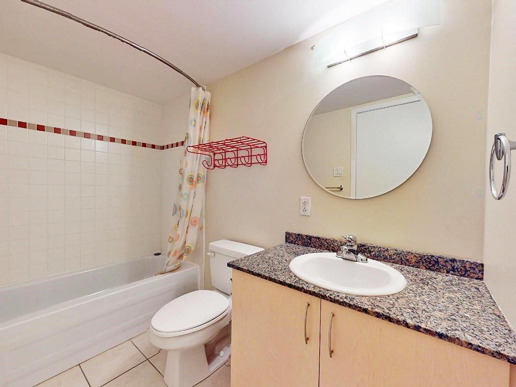 









98


Rue Charlotte

, 551,
Montréal (Ville-Marie),




QC
H2X3V2

