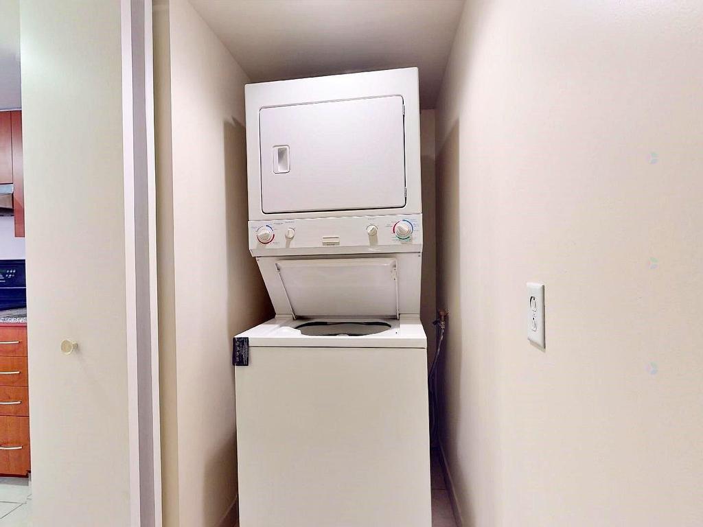 









98


Rue Charlotte

, 551,
Montréal (Ville-Marie),




QC
H2X3V2

