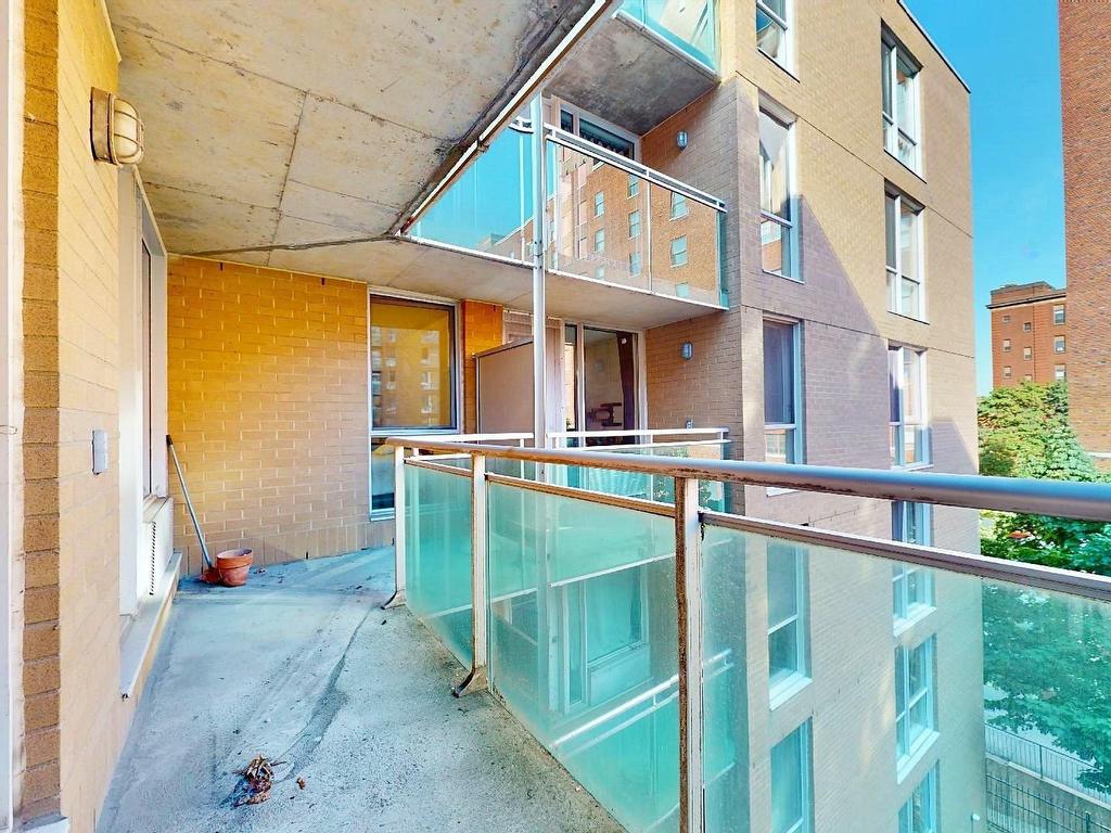 









98


Rue Charlotte

, 551,
Montréal (Ville-Marie),




QC
H2X3V2

