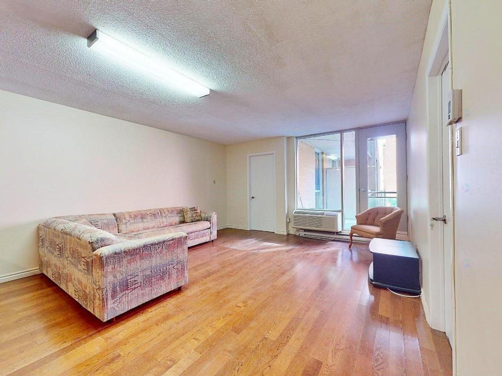 









98


Rue Charlotte

, 551,
Montréal (Ville-Marie),




QC
H2X3V2

