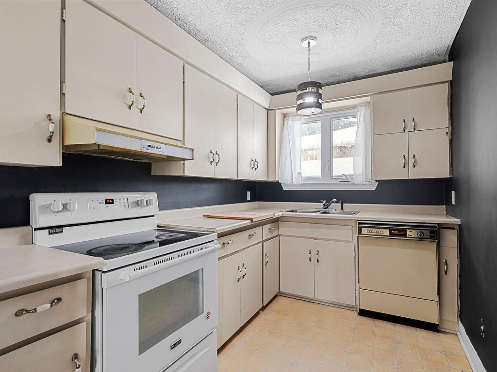 









145


Boul. Coakley

,
Val-des-Sources,




QC
J1T1A4

